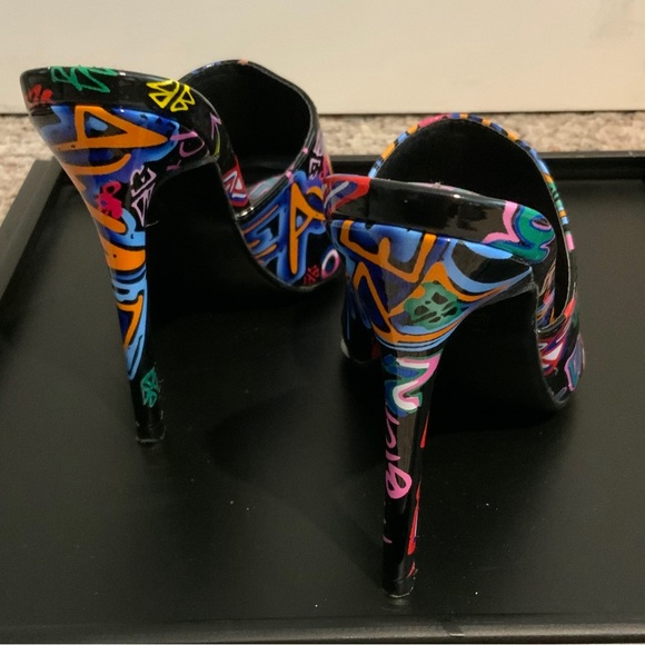 NWT Graffiti Pattern Open Toe Heel Sandals Size 7 - Picture 2 of 3